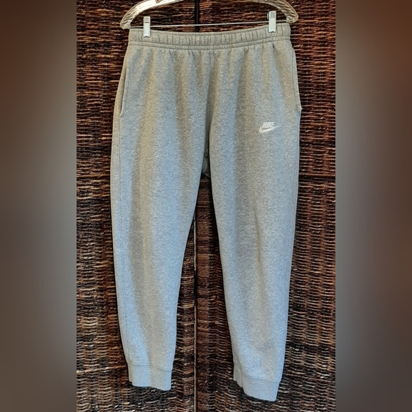 Nike Club Fleece Jogger Sweat Pants Medium Gray Swoosh Logo Athletic Loungewear - Picture 1 of 8